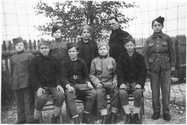 Moosburg Stalag VII A, Serbische Kinder mit ihrem Lehrer