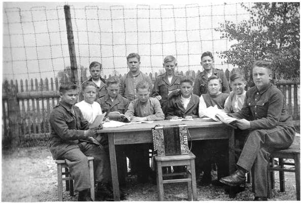 Moosburg Stalag VII A, Serbische Kinder mit ihrem Lehrer