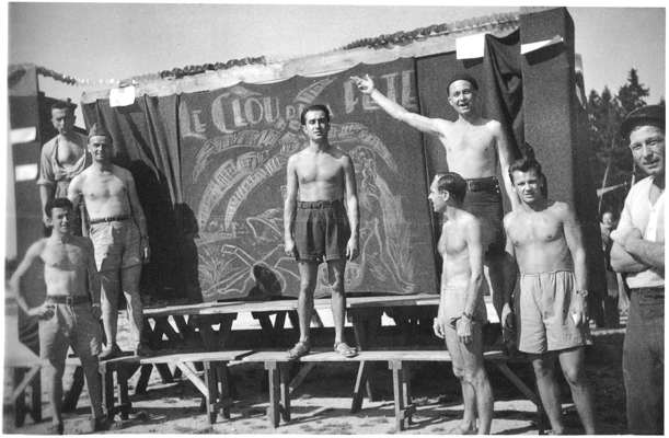 Moosburg Stalag VII A, franz�sische Kriegsgefangene, Bild beschriftet mit Kleine Belustigungsb�hne