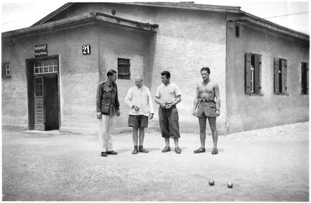 Moosburg Stalag VII A, franz�sische Kriegsgefangene, Dolmetscher beim Boule-Spiel
