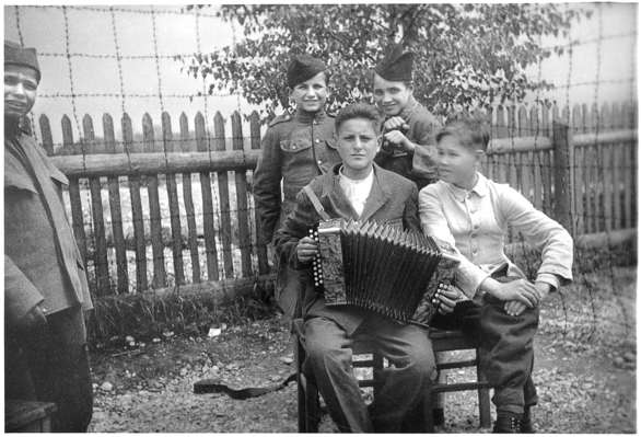Moosburg Stalag VII A - Gruppe jugendlicher Serben