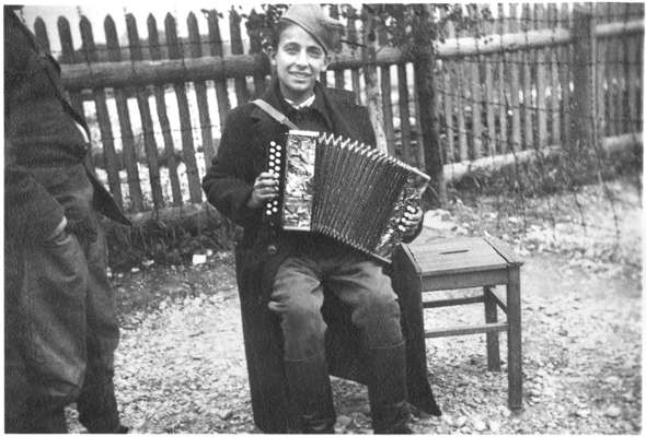 Moosburg Stalag VII A - Jugendlicher Serbe mit Harmonika
