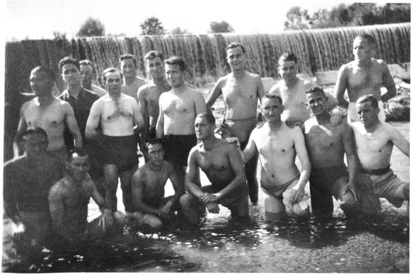 Moosburg Stalag VII A, franz�sisches Sanit�tspersonal beim Baden an der Isar