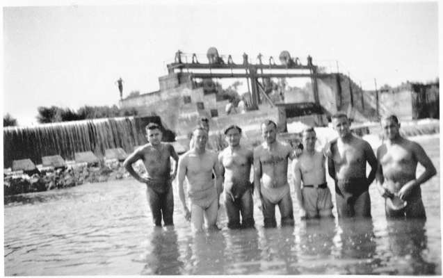 Moosburg Stalag VII A, franz�sisches Sanit�tspersonal beim Baden in der Isar