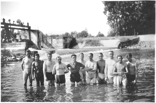 Moosburg Stalag VII A, franz�sisches Sanit�tspersonal beim Baden in der Isar