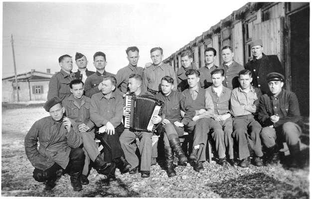 Moosburg Stalag VII A, Gruppe russischer Gefangener vor ihrer Baracke