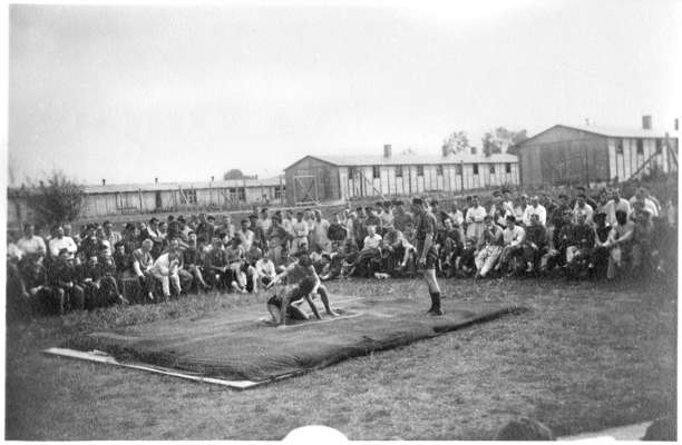 Moosburg Stalag VII A, Franzosen beim Ringen
