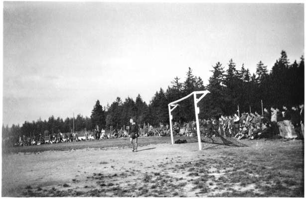 Moosburg Stalag VII A, Franzosen beim Fu�ballspiel gegen Engl�nder, 1943