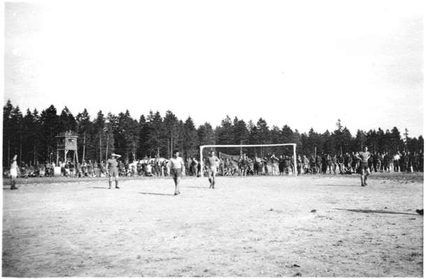 Moosburg Stalag VII A, Franzosen beim Fu�ballspiel, 1943