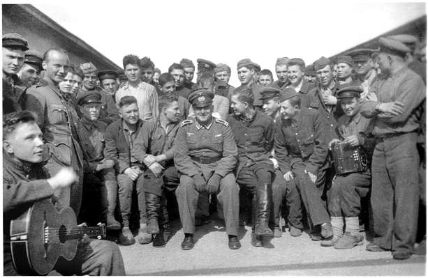 Moosburg Stalag VII A, russische Gefangene mit Bewachungs-Feldwebel