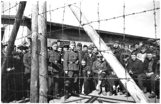 Moosburg Stalag VII A, gefangene russische Soldaten mit Bewachern