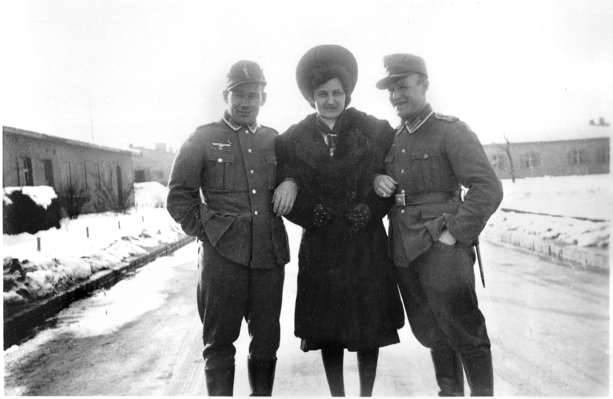 Moosburg Stalag VII A, entflohener Kriegsgefangener in Frauenkleidern