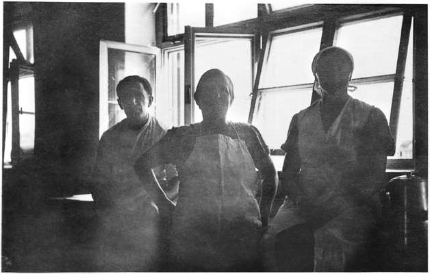 Stalag VII A, Pfleger und zwei Schwestern im Gegenlicht