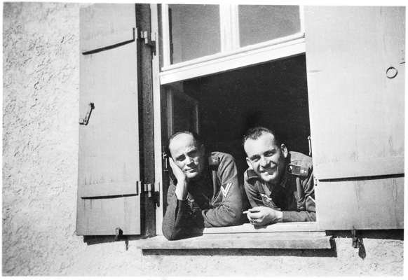 Stalag VII A, (Sanit�ts-) Obergefreiter und Gefreiter am Fenster Standortrevier