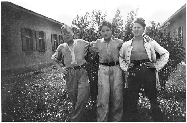 Moosburg Stalag VII A, Gruppe serbische Jugendliche