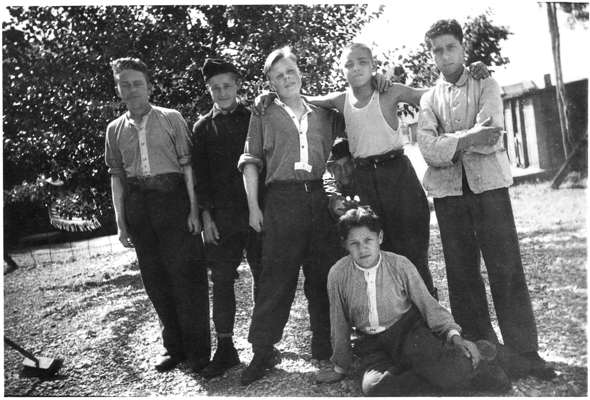 Moosburg Stalag VII A, Serbische Kinder / Jugendliche