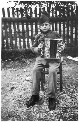 Moosburg Stalag VII A, serbischer Jugendlicher mit Harmonika
