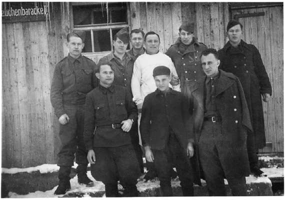 Moosburg Stalag VII A, Serben, Gruppe vor der Seuchenbaracke