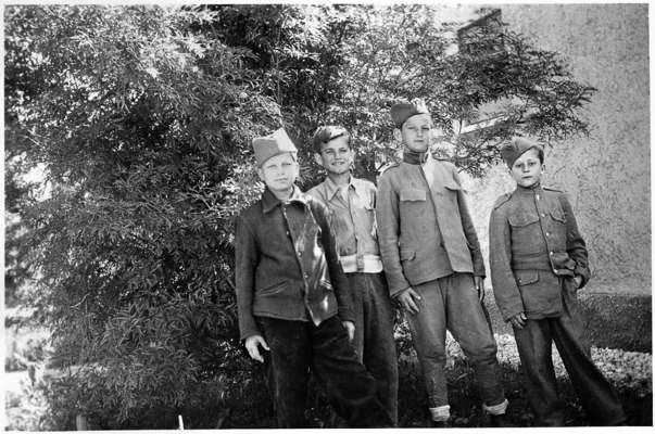 Moosburg Stalag VII A, Gruppe serbische Jugendliche