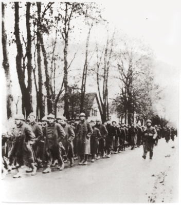 Moosburg Stalag VII A, Kriegsgefangene Franzosen auf dem Marsch ins Lager