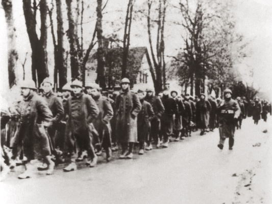 Moosburg Stalag VII A, Kriegsgefangene Franzosen auf dem Marsch ins Lager