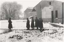 1944, Kriegsgefangene bei Arbeiten in der Nettolin-Fabrik