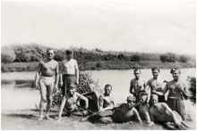 Kriegsgefangene beim Baden an der Isar