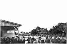 Juni 1940 - ein nicht endend wollender Zug gefangener Franzosen marschiert ins Lager