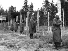 Stalag VII A, Bestrafung mit Strafstehen am Zaun