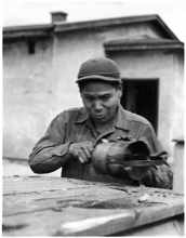 1944 - Amerikanischer Soldat bastelt Kochapparat