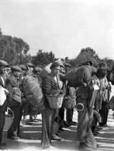 Juli 1944 - gefangene griechische und albanische Freiheitskämpfer werden interniert