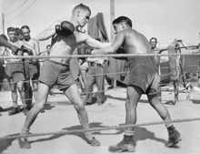 August 1944 - amerikanischer Berufsboxer gibt Unterricht und Training