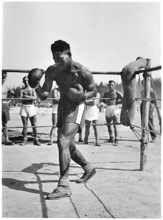 August 1944 - amerikanischer Berufsboxer gibt Unterricht und Training