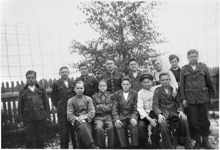 Gruppe junger Serben