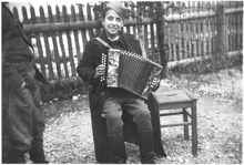 Jugendlicher Serbe mit Harmonika