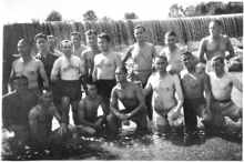 französisches Sanitätspersonal beim Baden an der Isar