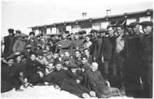 1941 - serbische Zivilisten mit Bewachern