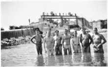 franz�sisches Sanit�tspersonal beim Baden in der Isar