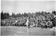 Zuschauer beim Fußballspiel Franzosen gegen Engländer, 1943