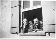 Stalag VII A, (Sanit�ts-) Obergefreiter und Gefreiter am Fenster Standortrevier