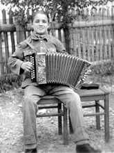 Serbischer Jugendlicher mit Harmonika
