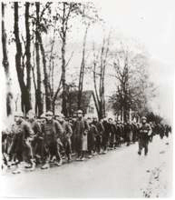 Kriegsgefangene Franzosen auf dem Marsch ins Lager