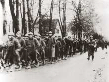 Kriegsgefangene Franzosen auf dem Marsch ins Lager